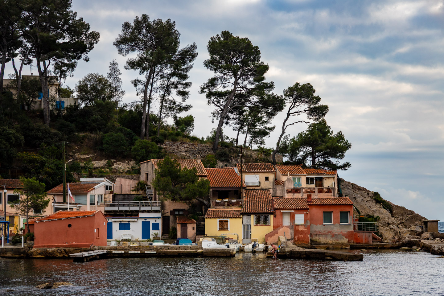 accumulation,périgrination,Photographies - Photographies - Frank César LOVISOLO - L’accumulation est une technique artistique popularisée par Arman, artiste français qui l’a beaucoup travaillée et théorisée. Tel qu’Arman la définit et la produit, l’accumulation est un rassemblement d’objets identiques dans une très grande quantité, généralement fondue dans du plexiglas.