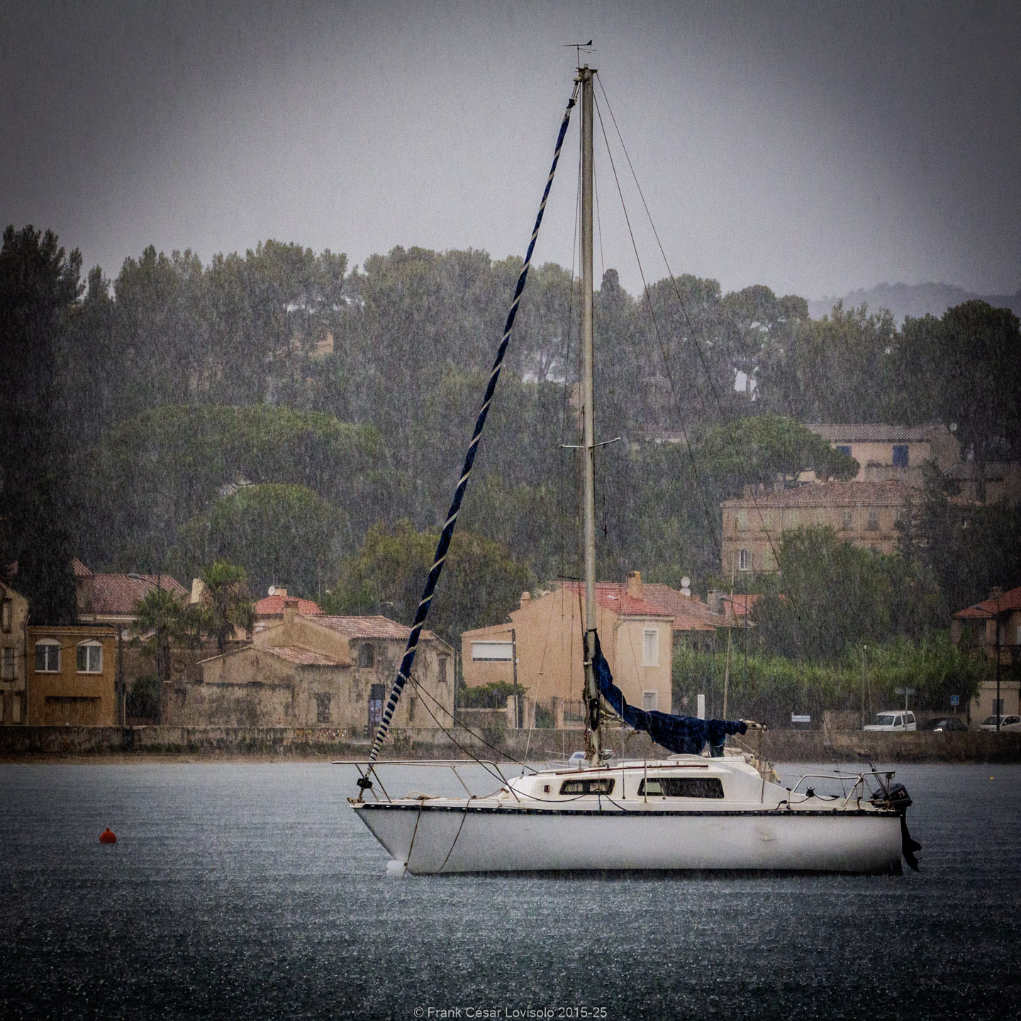 accumulation,périgrination,Photographies - Photographies - Frank César LOVISOLO - L’accumulation est une technique artistique popularisée par Arman, artiste français qui l’a beaucoup travaillée et théorisée. Tel qu’Arman la définit et la produit, l’accumulation est un rassemblement d’objets identiques dans une très grande quantité, généralement fondue dans du plexiglas.