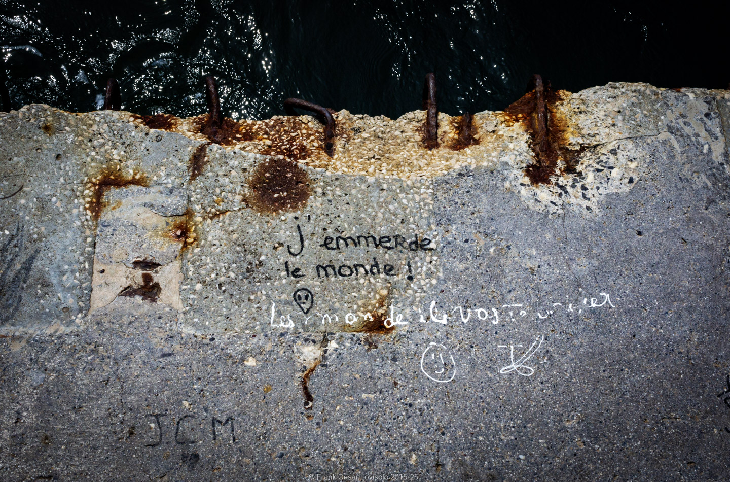 accumulation,périgrination,Photographies - Photographies - Frank César LOVISOLO - L’accumulation est une technique artistique popularisée par Arman, artiste français qui l’a beaucoup travaillée et théorisée. Tel qu’Arman la définit et la produit, l’accumulation est un rassemblement d’objets identiques dans une très grande quantité, généralement fondue dans du plexiglas.