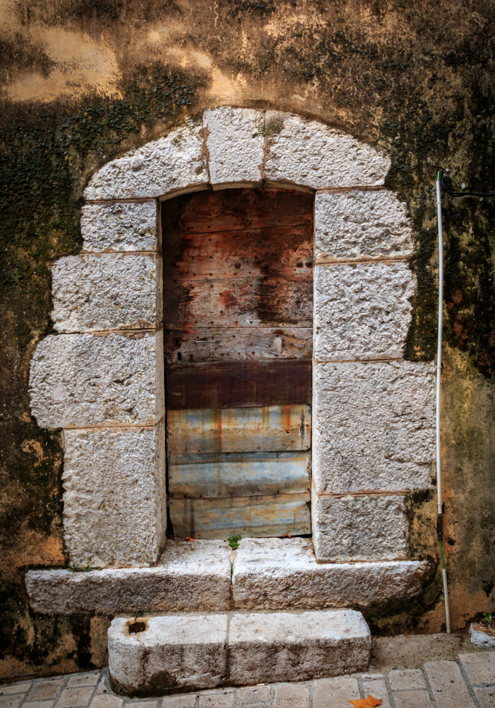 accumulation,périgrination,Photographies - Photographies - Frank César LOVISOLO - L’accumulation est une technique artistique popularisée par Arman, artiste français qui l’a beaucoup travaillée et théorisée. Tel qu’Arman la définit et la produit, l’accumulation est un rassemblement d’objets identiques dans une très grande quantité, généralement fondue dans du plexiglas.