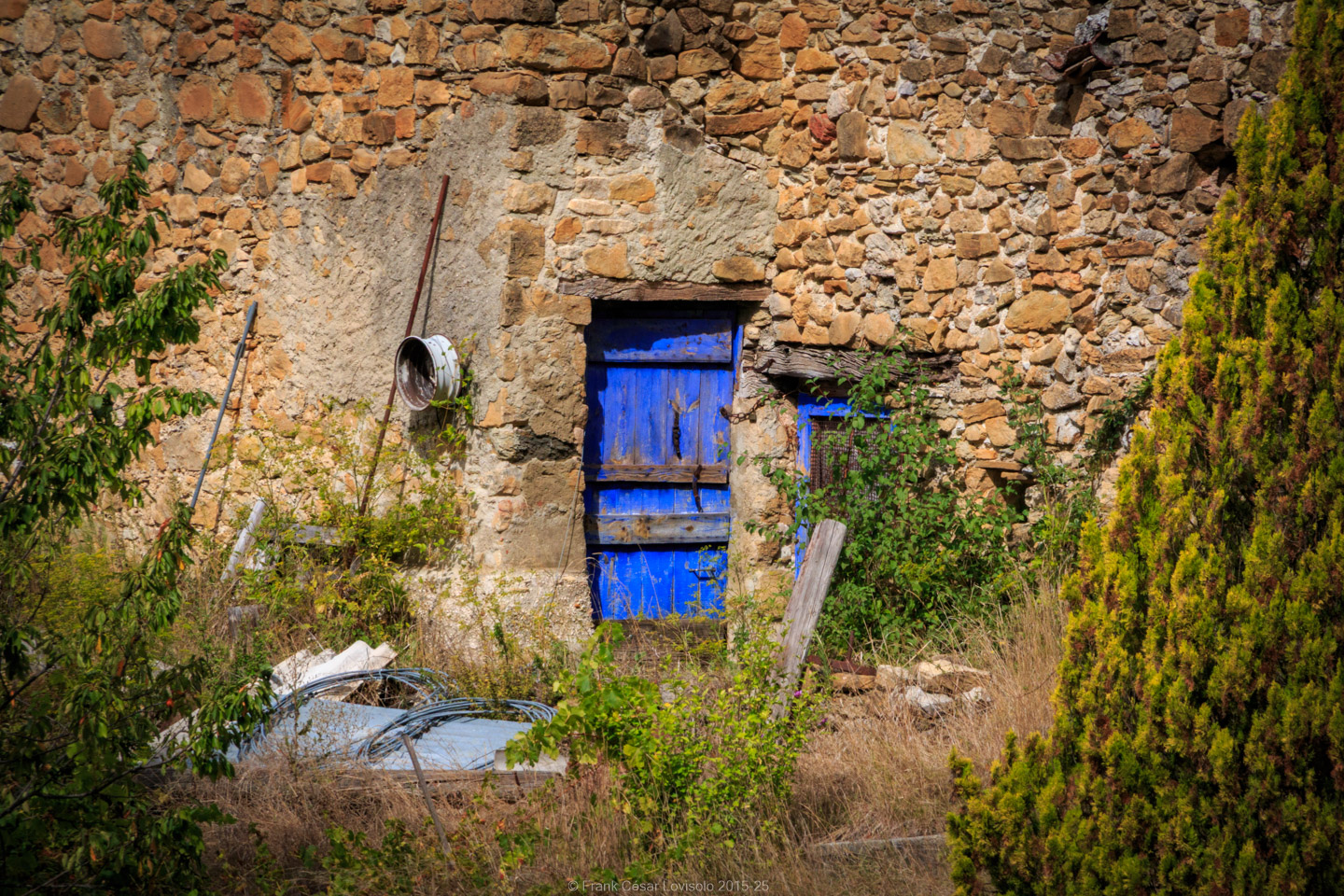 accumulation,périgrination,Photographies - Photographies - Frank César LOVISOLO - L’accumulation est une technique artistique popularisée par Arman, artiste français qui l’a beaucoup travaillée et théorisée. Tel qu’Arman la définit et la produit, l’accumulation est un rassemblement d’objets identiques dans une très grande quantité, généralement fondue dans du plexiglas.