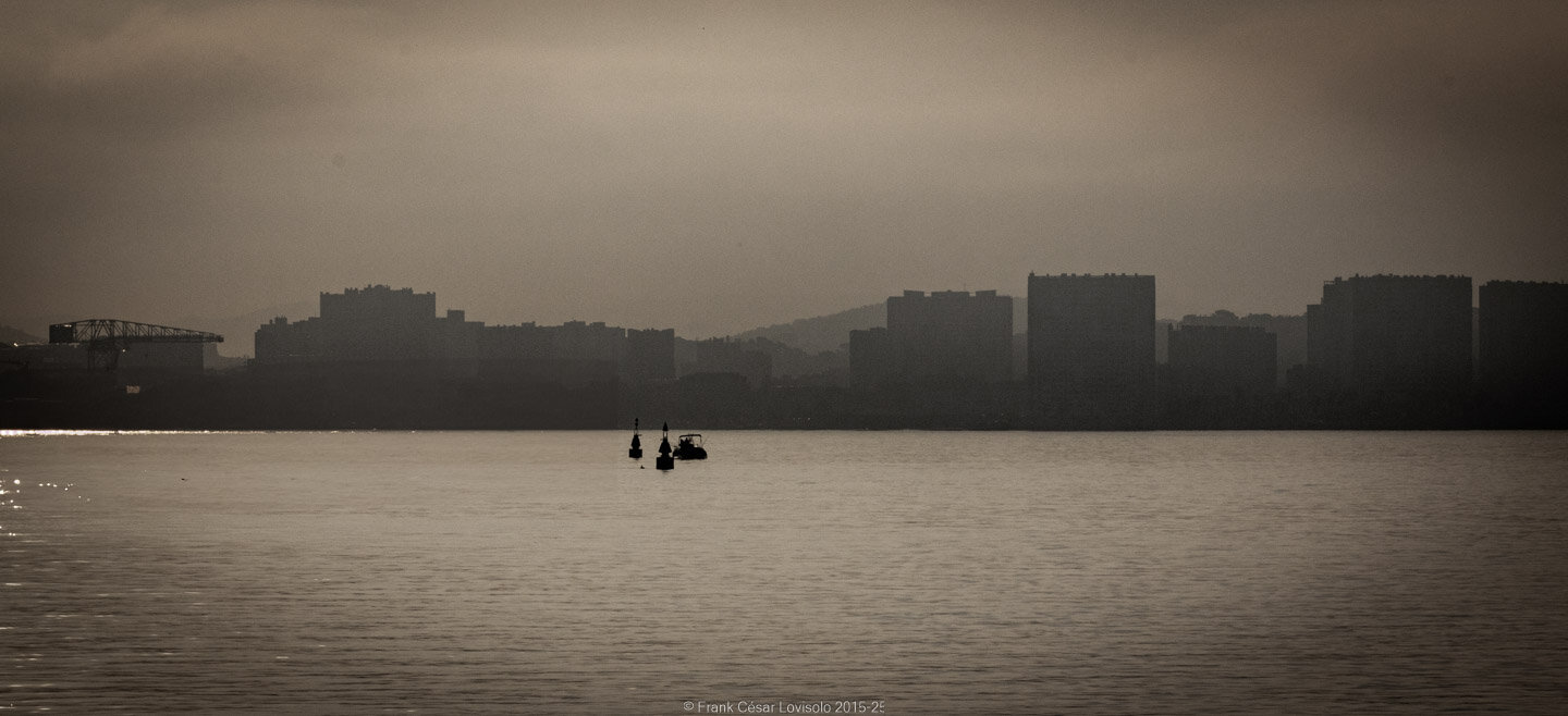 accumulation,périgrination,Photographies - Photographies - Frank César LOVISOLO - L’accumulation est une technique artistique popularisée par Arman, artiste français qui l’a beaucoup travaillée et théorisée. Tel qu’Arman la définit et la produit, l’accumulation est un rassemblement d’objets identiques dans une très grande quantité, généralement fondue dans du plexiglas.