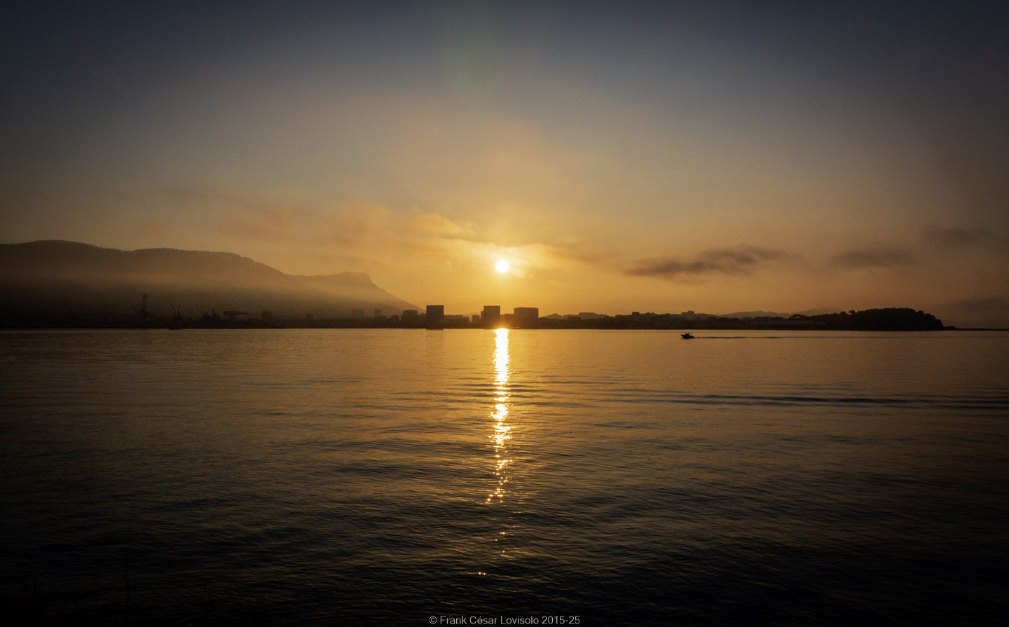 accumulation,périgrination,Photographies - Photographies - Frank César LOVISOLO - L’accumulation est une technique artistique popularisée par Arman, artiste français qui l’a beaucoup travaillée et théorisée. Tel qu’Arman la définit et la produit, l’accumulation est un rassemblement d’objets identiques dans une très grande quantité, généralement fondue dans du plexiglas.