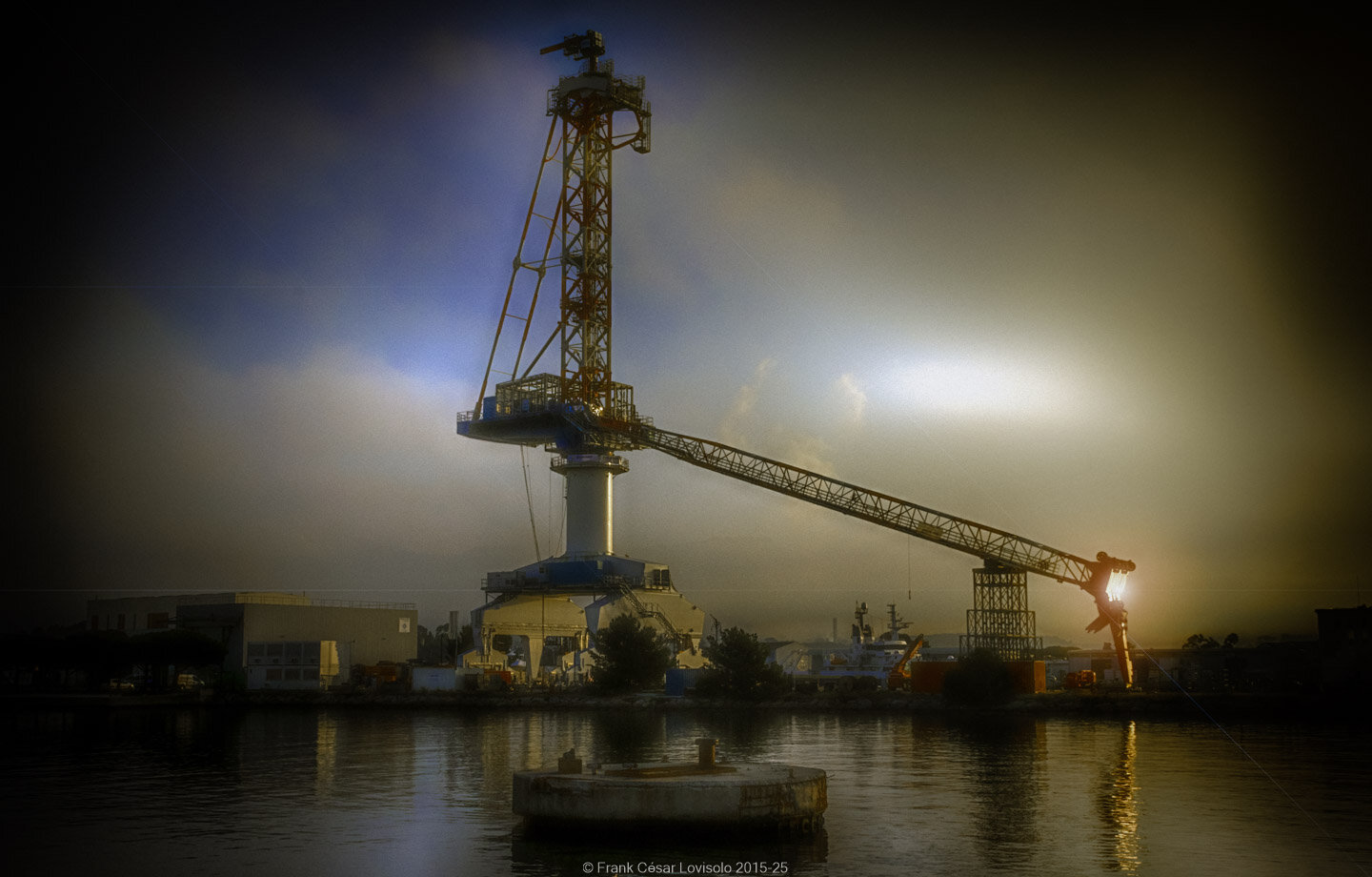 accumulation,périgrination,Photographies - Photographies - Frank César LOVISOLO - L’accumulation est une technique artistique popularisée par Arman, artiste français qui l’a beaucoup travaillée et théorisée. Tel qu’Arman la définit et la produit, l’accumulation est un rassemblement d’objets identiques dans une très grande quantité, généralement fondue dans du plexiglas.