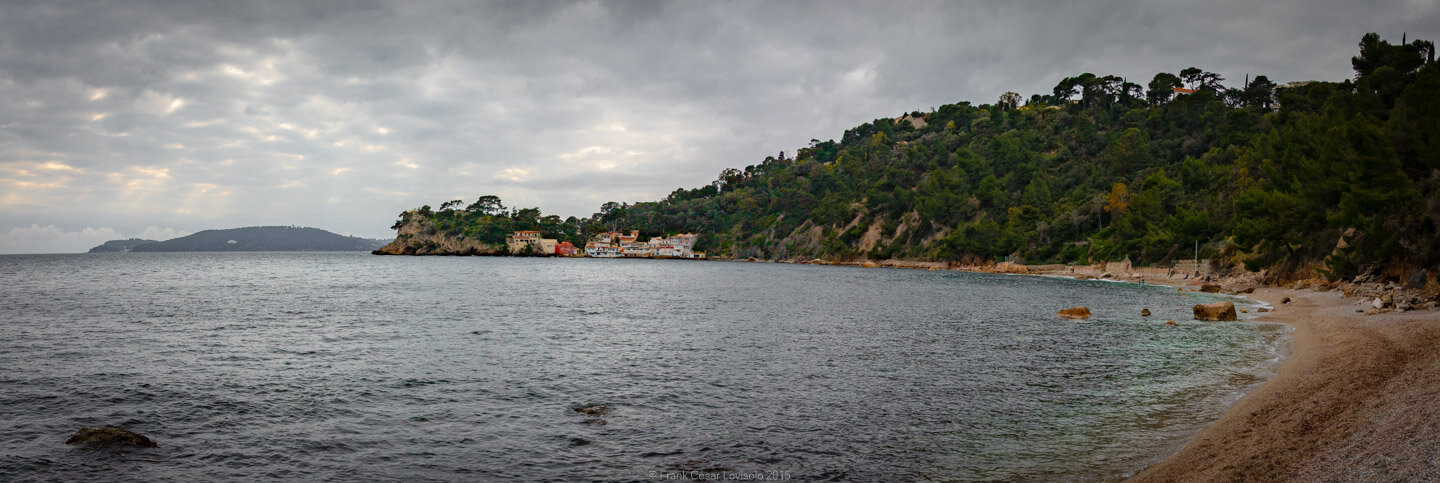 accumulation,périgrination,Photographies - Photographies - Frank César LOVISOLO - L’accumulation est une technique artistique popularisée par Arman, artiste français qui l’a beaucoup travaillée et théorisée. Tel qu’Arman la définit et la produit, l’accumulation est un rassemblement d’objets identiques dans une très grande quantité, généralement fondue dans du plexiglas.