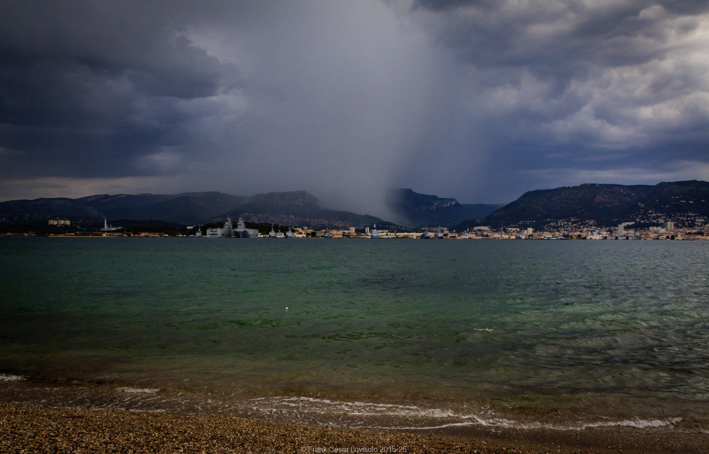 accumulation,périgrination,Photographies - Photographies - Frank César LOVISOLO - L’accumulation est une technique artistique popularisée par Arman, artiste français qui l’a beaucoup travaillée et théorisée. Tel qu’Arman la définit et la produit, l’accumulation est un rassemblement d’objets identiques dans une très grande quantité, généralement fondue dans du plexiglas.