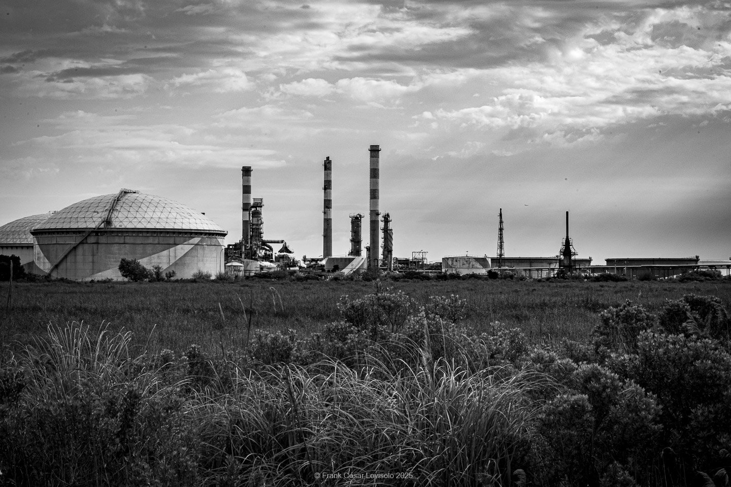 accumulation,périgrination,Photographies - Photographies - Frank César LOVISOLO - L’accumulation est une technique artistique popularisée par Arman, artiste français qui l’a beaucoup travaillée et théorisée. Tel qu’Arman la définit et la produit, l’accumulation est un rassemblement d’objets identiques dans une très grande quantité, généralement fondue dans du plexiglas.