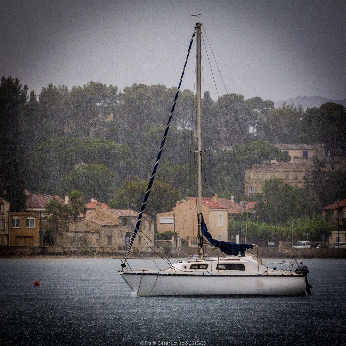 accumulation,périgrination,Photographies - Photographies - Frank César LOVISOLO - L’accumulation est une technique artistique popularisée par Arman, artiste français qui l’a beaucoup travaillée et théorisée. Tel qu’Arman la définit et la produit, l’accumulation est un rassemblement d’objets identiques dans une très grande quantité, généralement fondue dans du plexiglas.