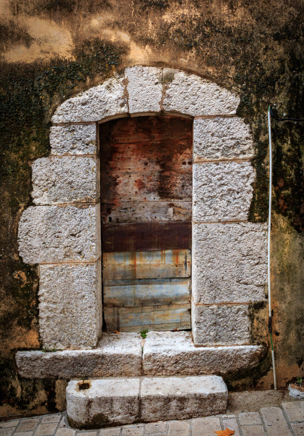 accumulation,périgrination,Photographies - Photographies - Frank César LOVISOLO - L’accumulation est une technique artistique popularisée par Arman, artiste français qui l’a beaucoup travaillée et théorisée. Tel qu’Arman la définit et la produit, l’accumulation est un rassemblement d’objets identiques dans une très grande quantité, généralement fondue dans du plexiglas.