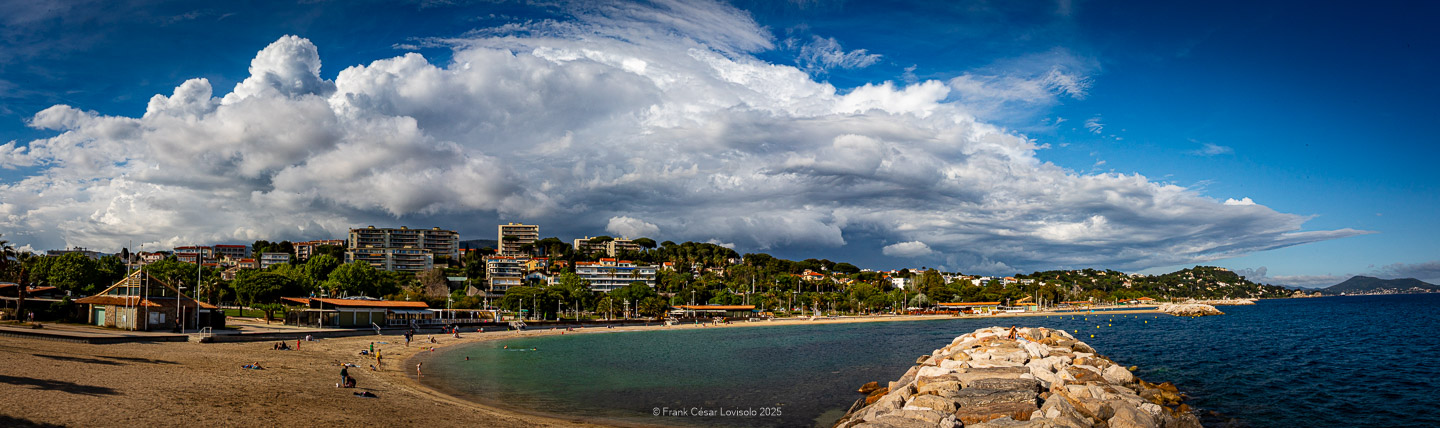 accumulation,périgrination,Photographies - Photographies - Frank César LOVISOLO - L’accumulation est une technique artistique popularisée par Arman, artiste français qui l’a beaucoup travaillée et théorisée. Tel qu’Arman la définit et la produit, l’accumulation est un rassemblement d’objets identiques dans une très grande quantité, généralement fondue dans du plexiglas.