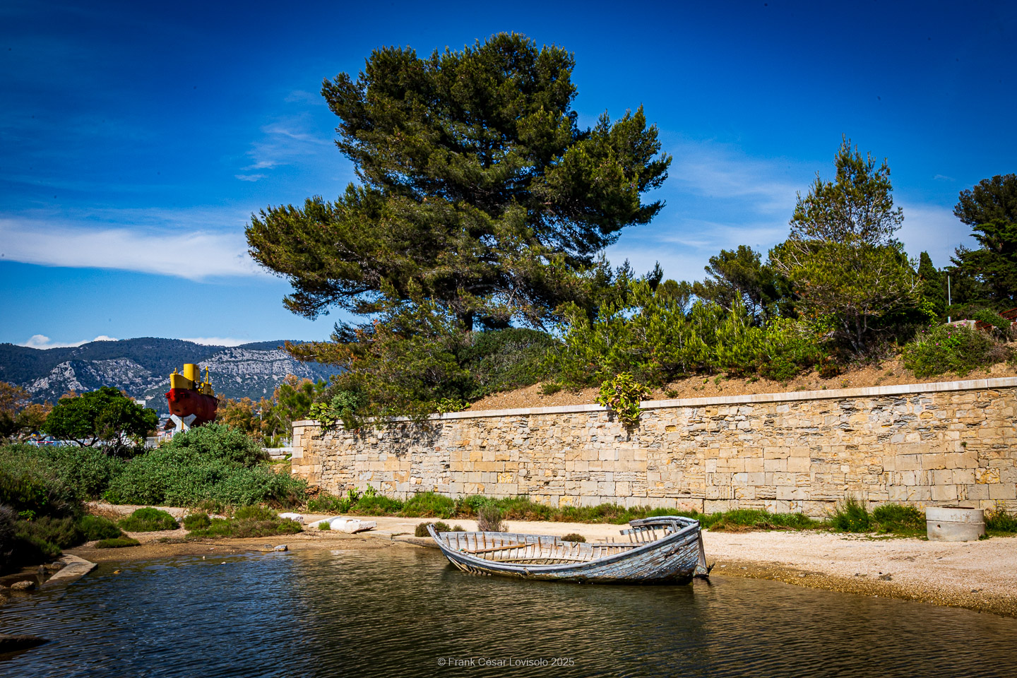 accumulation,périgrination,Photographies - Photographies - Frank César LOVISOLO - L’accumulation est une technique artistique popularisée par Arman, artiste français qui l’a beaucoup travaillée et théorisée. Tel qu’Arman la définit et la produit, l’accumulation est un rassemblement d’objets identiques dans une très grande quantité, généralement fondue dans du plexiglas.