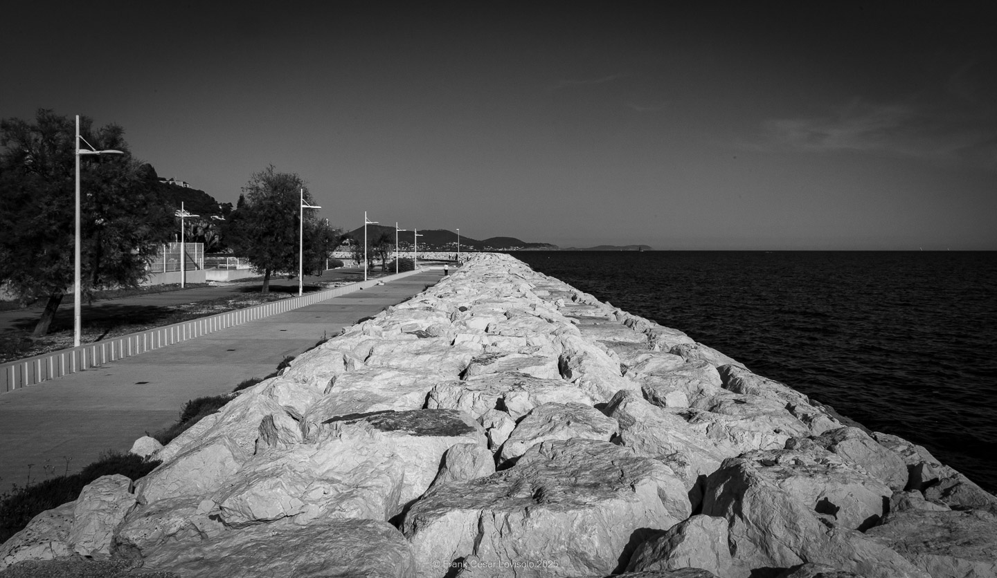 accumulation,périgrination,Photographies - Photographies - Frank César LOVISOLO - L’accumulation est une technique artistique popularisée par Arman, artiste français qui l’a beaucoup travaillée et théorisée. Tel qu’Arman la définit et la produit, l’accumulation est un rassemblement d’objets identiques dans une très grande quantité, généralement fondue dans du plexiglas.