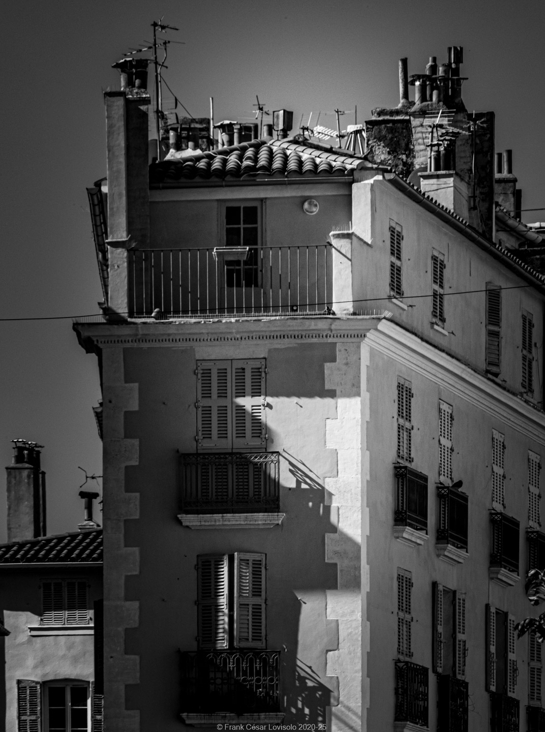 accumulation,périgrination,Photographies - Photographies - Frank César LOVISOLO - L’accumulation est une technique artistique popularisée par Arman, artiste français qui l’a beaucoup travaillée et théorisée. Tel qu’Arman la définit et la produit, l’accumulation est un rassemblement d’objets identiques dans une très grande quantité, généralement fondue dans du plexiglas.