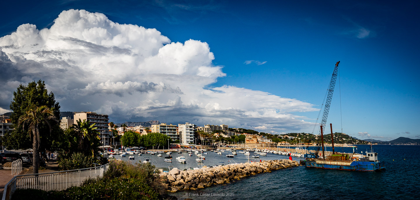 accumulation,périgrination,Photographies - Photographies - Frank César LOVISOLO - L’accumulation est une technique artistique popularisée par Arman, artiste français qui l’a beaucoup travaillée et théorisée. Tel qu’Arman la définit et la produit, l’accumulation est un rassemblement d’objets identiques dans une très grande quantité, généralement fondue dans du plexiglas.