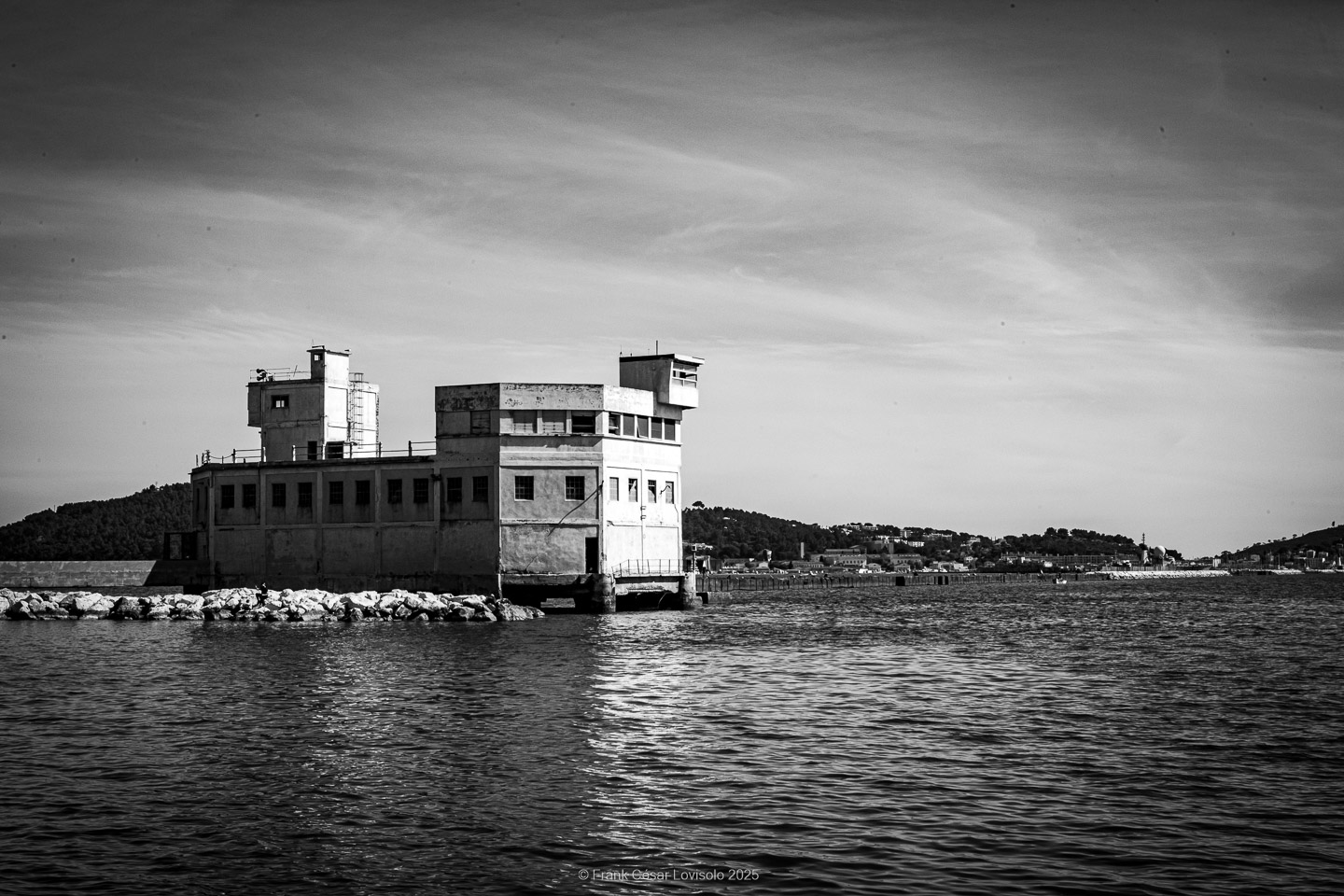 accumulation,périgrination,Photographies - Photographies - Frank César LOVISOLO - L’accumulation est une technique artistique popularisée par Arman, artiste français qui l’a beaucoup travaillée et théorisée. Tel qu’Arman la définit et la produit, l’accumulation est un rassemblement d’objets identiques dans une très grande quantité, généralement fondue dans du plexiglas.