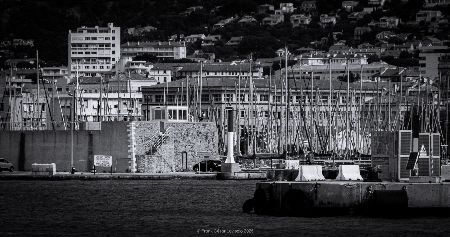accumulation,périgrination,Photographies - Photographies - Frank César LOVISOLO - L’accumulation est une technique artistique popularisée par Arman, artiste français qui l’a beaucoup travaillée et théorisée. Tel qu’Arman la définit et la produit, l’accumulation est un rassemblement d’objets identiques dans une très grande quantité, généralement fondue dans du plexiglas.