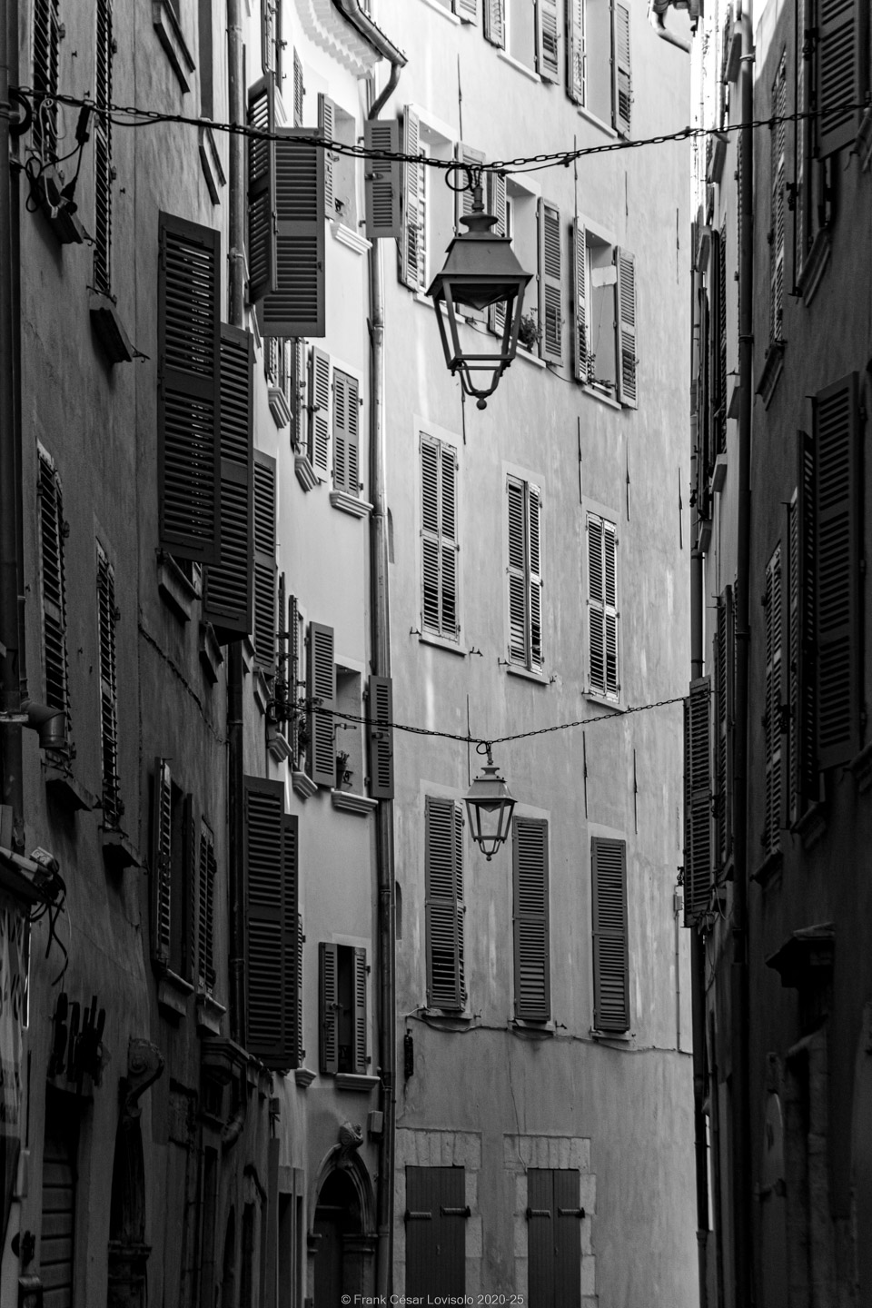 accumulation,périgrination,Photographies - Photographies - Frank César LOVISOLO - L’accumulation est une technique artistique popularisée par Arman, artiste français qui l’a beaucoup travaillée et théorisée. Tel qu’Arman la définit et la produit, l’accumulation est un rassemblement d’objets identiques dans une très grande quantité, généralement fondue dans du plexiglas.