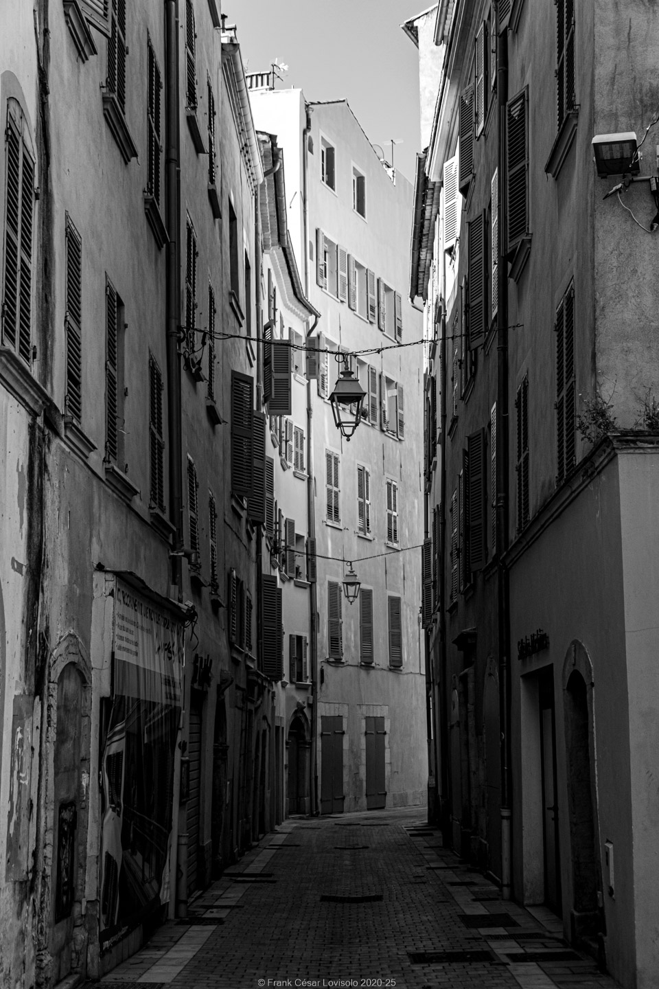 accumulation,périgrination,Photographies - Photographies - Frank César LOVISOLO - L’accumulation est une technique artistique popularisée par Arman, artiste français qui l’a beaucoup travaillée et théorisée. Tel qu’Arman la définit et la produit, l’accumulation est un rassemblement d’objets identiques dans une très grande quantité, généralement fondue dans du plexiglas.