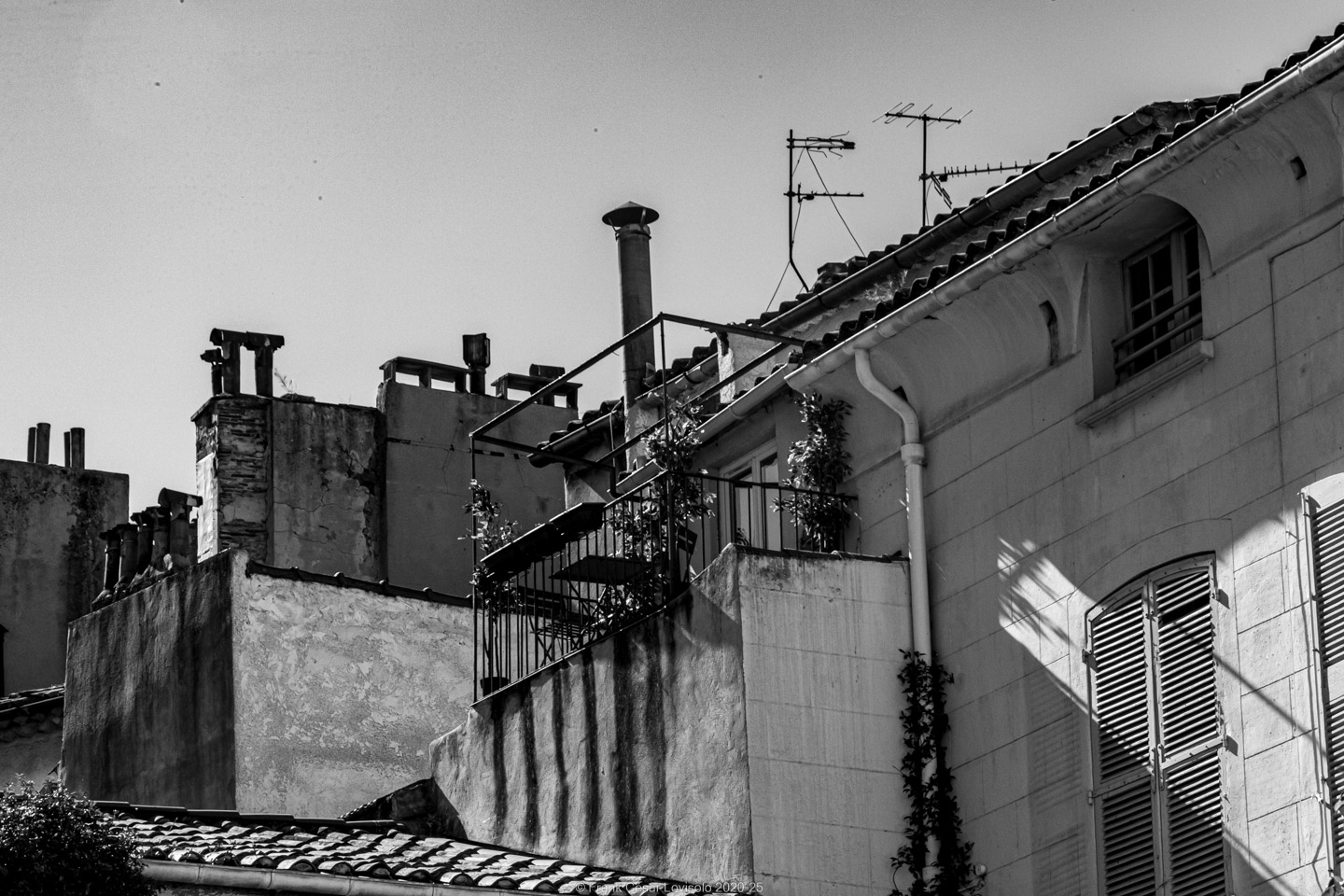 accumulation,périgrination,Photographies - Photographies - Frank César LOVISOLO - L’accumulation est une technique artistique popularisée par Arman, artiste français qui l’a beaucoup travaillée et théorisée. Tel qu’Arman la définit et la produit, l’accumulation est un rassemblement d’objets identiques dans une très grande quantité, généralement fondue dans du plexiglas.