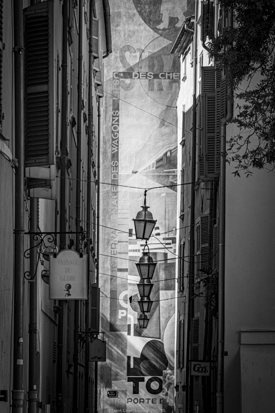 accumulation,périgrination,Photographies - Photographies - Frank César LOVISOLO - L’accumulation est une technique artistique popularisée par Arman, artiste français qui l’a beaucoup travaillée et théorisée. Tel qu’Arman la définit et la produit, l’accumulation est un rassemblement d’objets identiques dans une très grande quantité, généralement fondue dans du plexiglas.