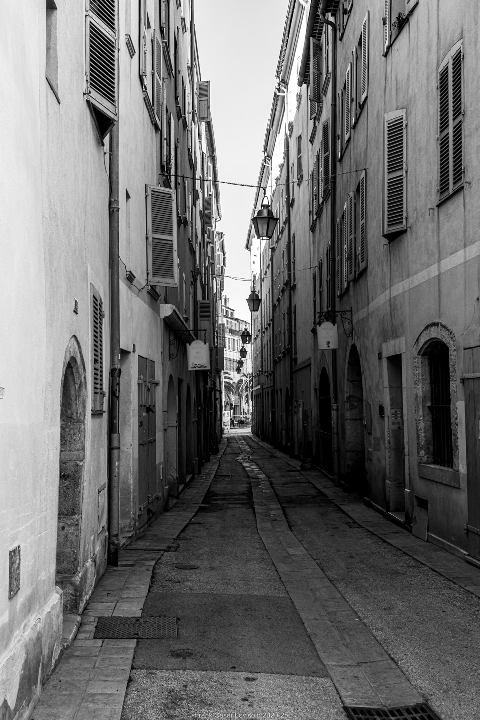 accumulation,périgrination,Photographies - Photographies - Frank César LOVISOLO - L’accumulation est une technique artistique popularisée par Arman, artiste français qui l’a beaucoup travaillée et théorisée. Tel qu’Arman la définit et la produit, l’accumulation est un rassemblement d’objets identiques dans une très grande quantité, généralement fondue dans du plexiglas.