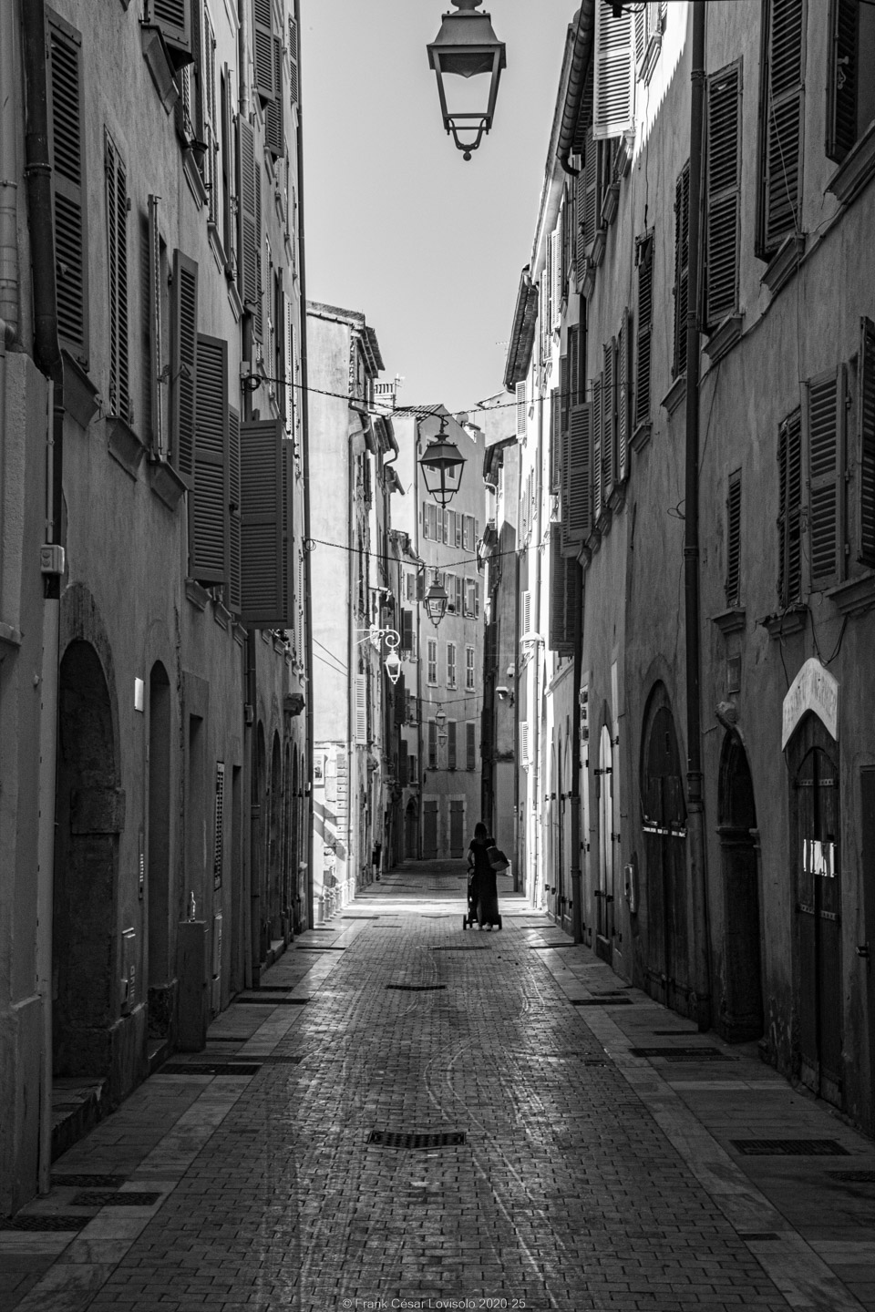 accumulation,périgrination,Photographies - Photographies - Frank César LOVISOLO - L’accumulation est une technique artistique popularisée par Arman, artiste français qui l’a beaucoup travaillée et théorisée. Tel qu’Arman la définit et la produit, l’accumulation est un rassemblement d’objets identiques dans une très grande quantité, généralement fondue dans du plexiglas.