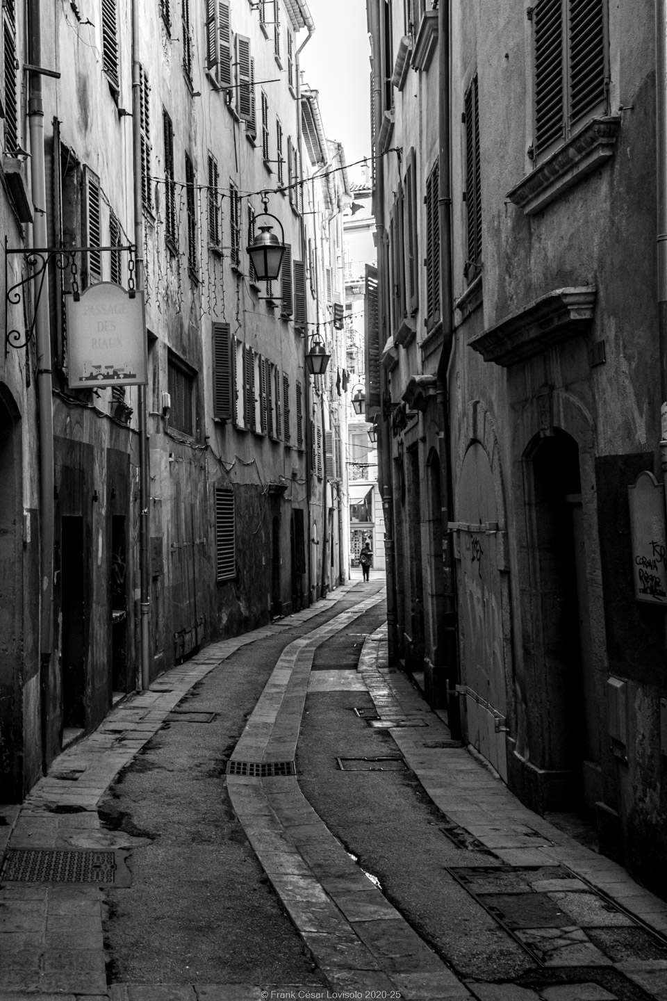 accumulation,périgrination,Photographies - Photographies - Frank César LOVISOLO - L’accumulation est une technique artistique popularisée par Arman, artiste français qui l’a beaucoup travaillée et théorisée. Tel qu’Arman la définit et la produit, l’accumulation est un rassemblement d’objets identiques dans une très grande quantité, généralement fondue dans du plexiglas.