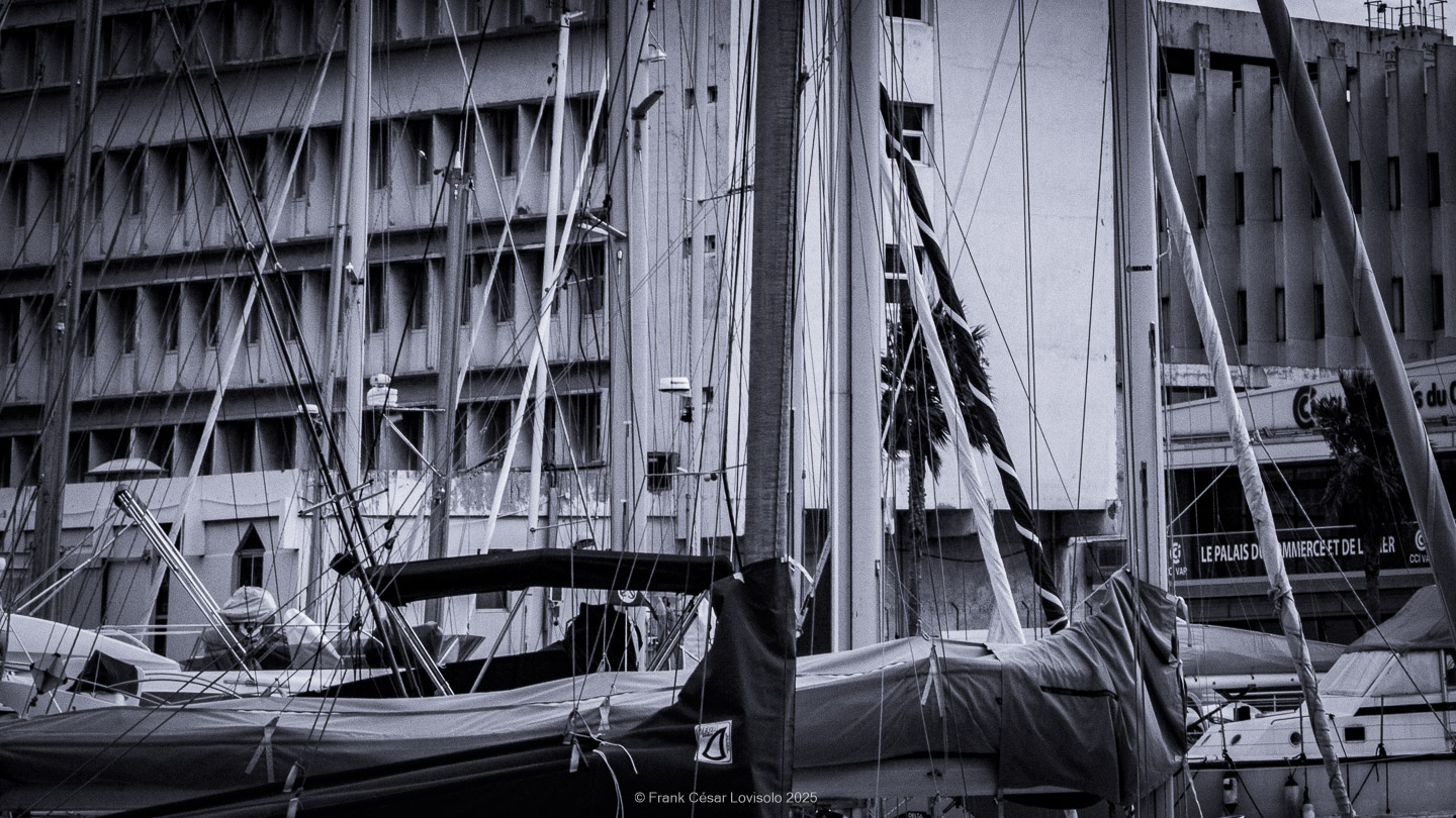 accumulation,périgrination,Photographies - Photographies - Frank César LOVISOLO - L’accumulation est une technique artistique popularisée par Arman, artiste français qui l’a beaucoup travaillée et théorisée. Tel qu’Arman la définit et la produit, l’accumulation est un rassemblement d’objets identiques dans une très grande quantité, généralement fondue dans du plexiglas.