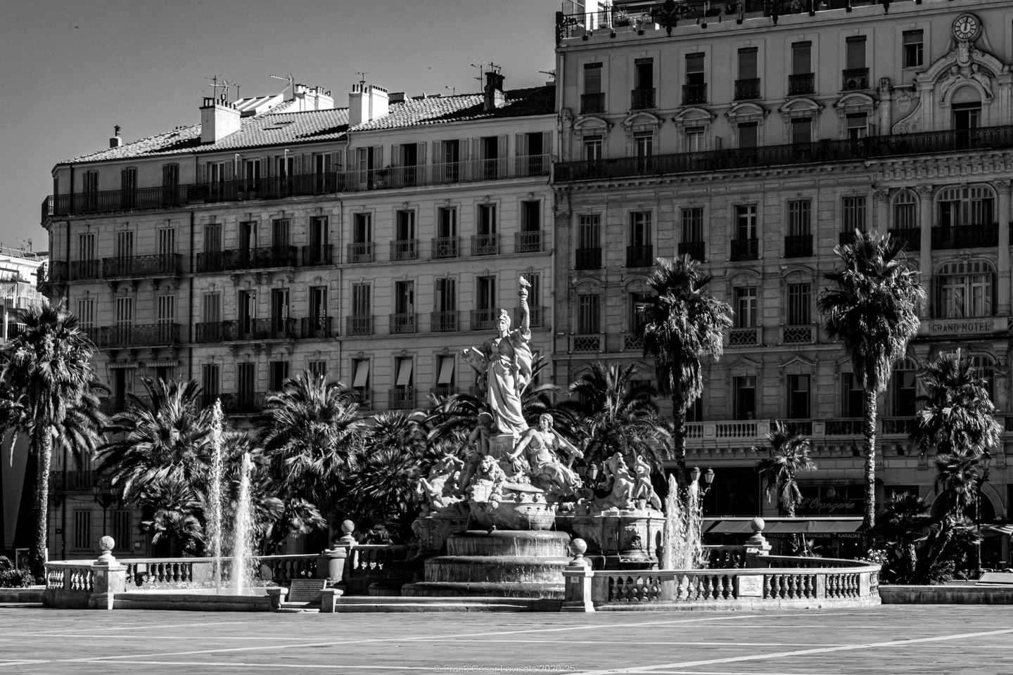 accumulation,périgrination,Photographies - Photographies - Frank César LOVISOLO - L’accumulation est une technique artistique popularisée par Arman, artiste français qui l’a beaucoup travaillée et théorisée. Tel qu’Arman la définit et la produit, l’accumulation est un rassemblement d’objets identiques dans une très grande quantité, généralement fondue dans du plexiglas.