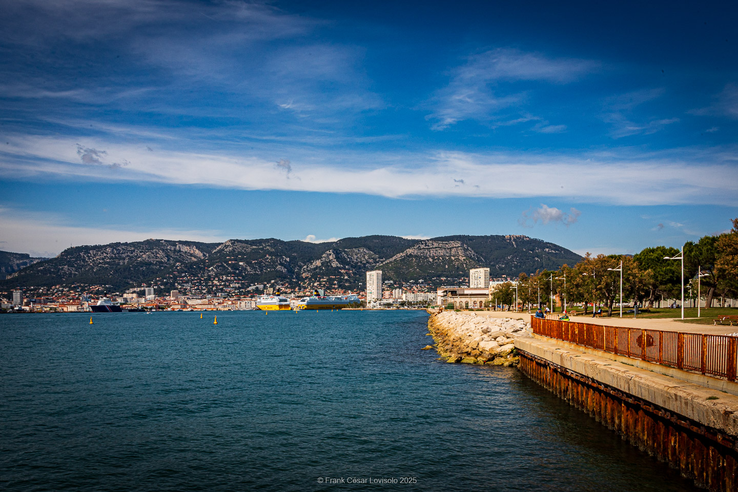 accumulation,périgrination,Photographies - Photographies - Frank César LOVISOLO - L’accumulation est une technique artistique popularisée par Arman, artiste français qui l’a beaucoup travaillée et théorisée. Tel qu’Arman la définit et la produit, l’accumulation est un rassemblement d’objets identiques dans une très grande quantité, généralement fondue dans du plexiglas.