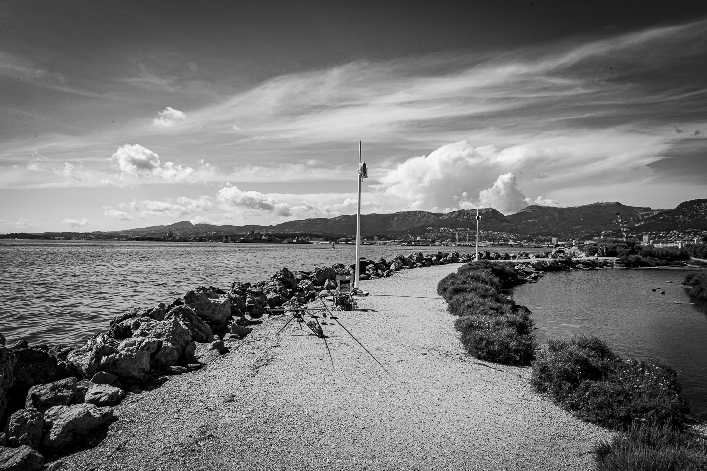 accumulation,périgrination,Photographies - Photographies - Frank César LOVISOLO - L’accumulation est une technique artistique popularisée par Arman, artiste français qui l’a beaucoup travaillée et théorisée. Tel qu’Arman la définit et la produit, l’accumulation est un rassemblement d’objets identiques dans une très grande quantité, généralement fondue dans du plexiglas.