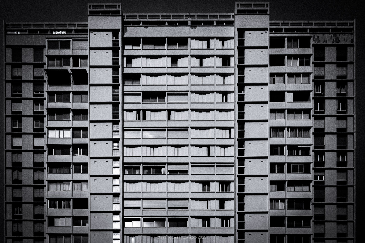 accumulation,périgrination,Photographies - Photographies - Frank César LOVISOLO - L’accumulation est une technique artistique popularisée par Arman, artiste français qui l’a beaucoup travaillée et théorisée. Tel qu’Arman la définit et la produit, l’accumulation est un rassemblement d’objets identiques dans une très grande quantité, généralement fondue dans du plexiglas.
