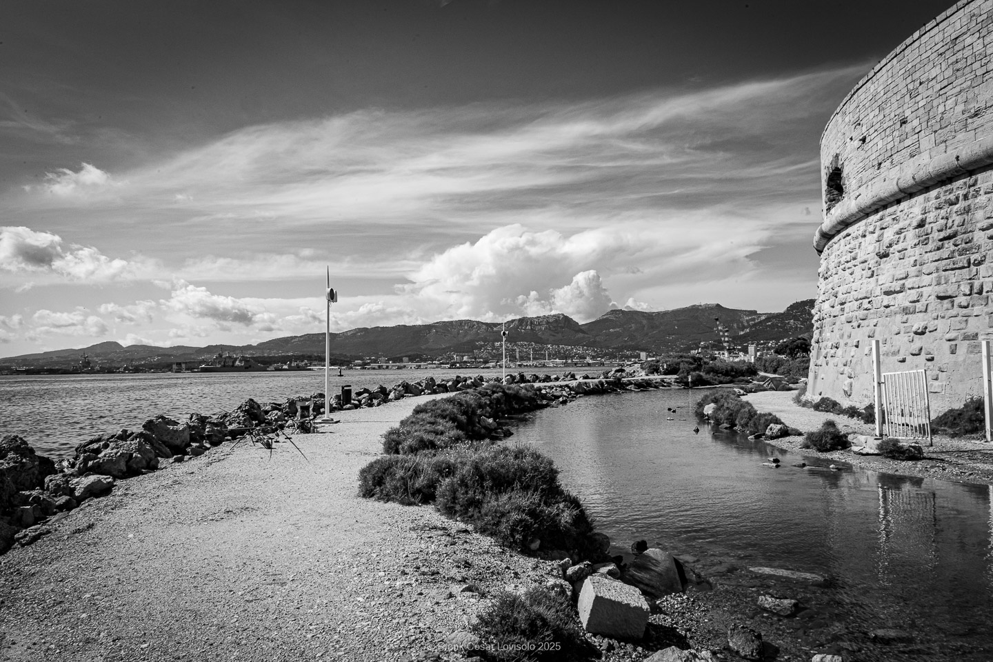 accumulation,périgrination,Photographies - Photographies - Frank César LOVISOLO - L’accumulation est une technique artistique popularisée par Arman, artiste français qui l’a beaucoup travaillée et théorisée. Tel qu’Arman la définit et la produit, l’accumulation est un rassemblement d’objets identiques dans une très grande quantité, généralement fondue dans du plexiglas.