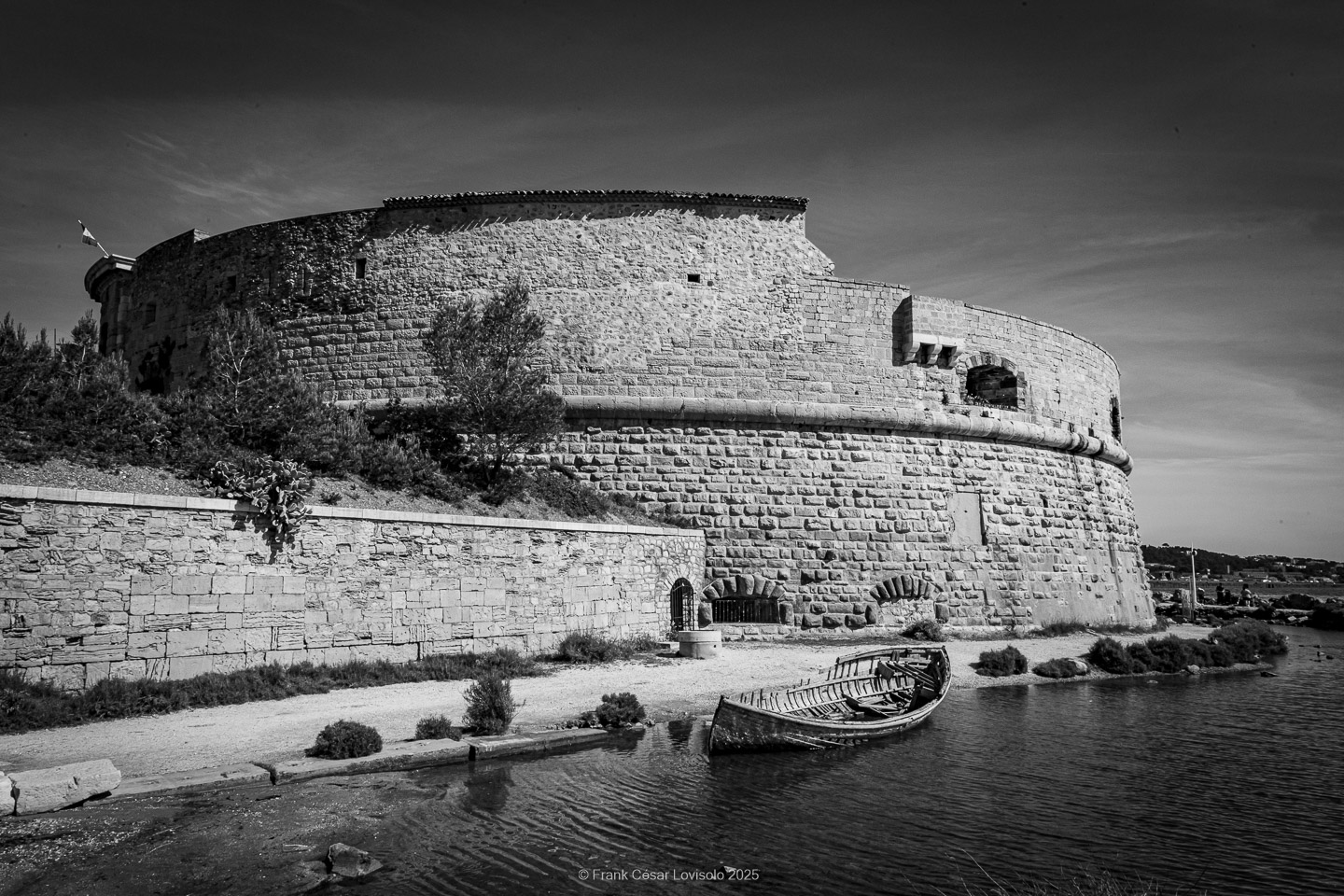 accumulation,périgrination,Photographies - Photographies - Frank César LOVISOLO - L’accumulation est une technique artistique popularisée par Arman, artiste français qui l’a beaucoup travaillée et théorisée. Tel qu’Arman la définit et la produit, l’accumulation est un rassemblement d’objets identiques dans une très grande quantité, généralement fondue dans du plexiglas.