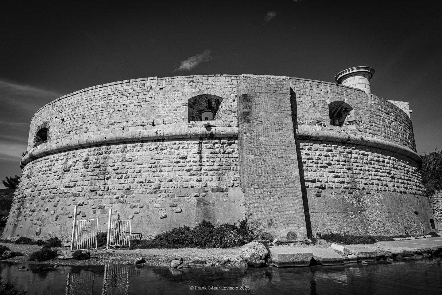 accumulation,périgrination,Photographies - Photographies - Frank César LOVISOLO - L’accumulation est une technique artistique popularisée par Arman, artiste français qui l’a beaucoup travaillée et théorisée. Tel qu’Arman la définit et la produit, l’accumulation est un rassemblement d’objets identiques dans une très grande quantité, généralement fondue dans du plexiglas.