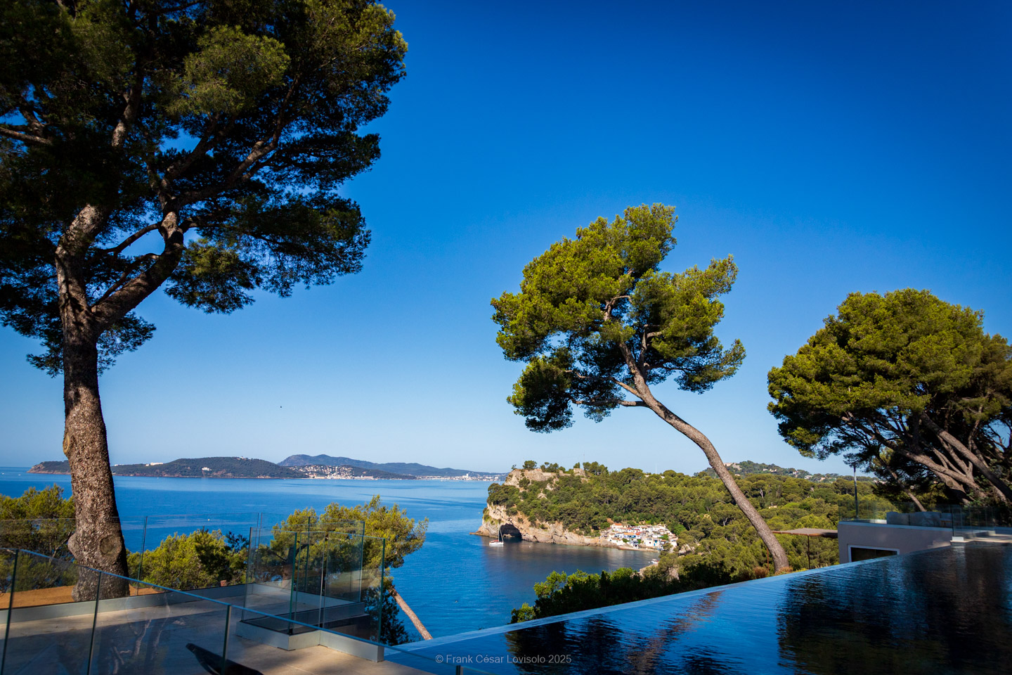 accumulation,périgrination,Photographies - Photographies - Frank César LOVISOLO - L’accumulation est une technique artistique popularisée par Arman, artiste français qui l’a beaucoup travaillée et théorisée. Tel qu’Arman la définit et la produit, l’accumulation est un rassemblement d’objets identiques dans une très grande quantité, généralement fondue dans du plexiglas.