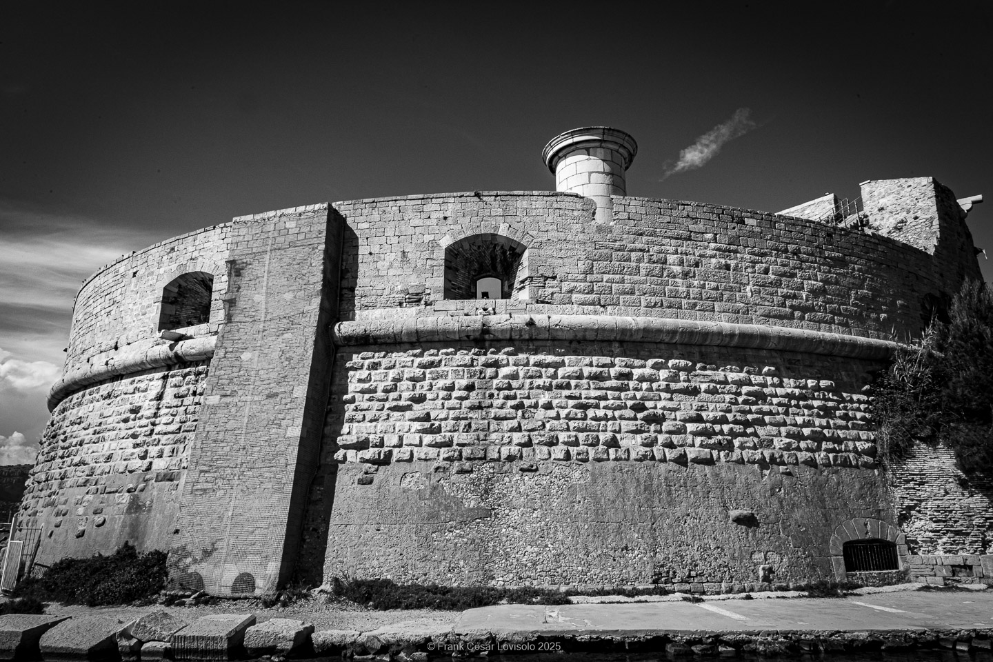accumulation,périgrination,Photographies - Photographies - Frank César LOVISOLO - L’accumulation est une technique artistique popularisée par Arman, artiste français qui l’a beaucoup travaillée et théorisée. Tel qu’Arman la définit et la produit, l’accumulation est un rassemblement d’objets identiques dans une très grande quantité, généralement fondue dans du plexiglas.