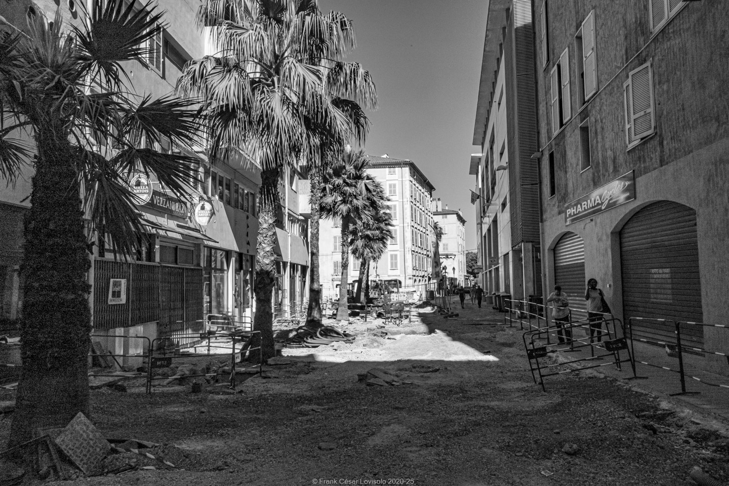 accumulation,périgrination,Photographies - Photographies - Frank César LOVISOLO - L’accumulation est une technique artistique popularisée par Arman, artiste français qui l’a beaucoup travaillée et théorisée. Tel qu’Arman la définit et la produit, l’accumulation est un rassemblement d’objets identiques dans une très grande quantité, généralement fondue dans du plexiglas.