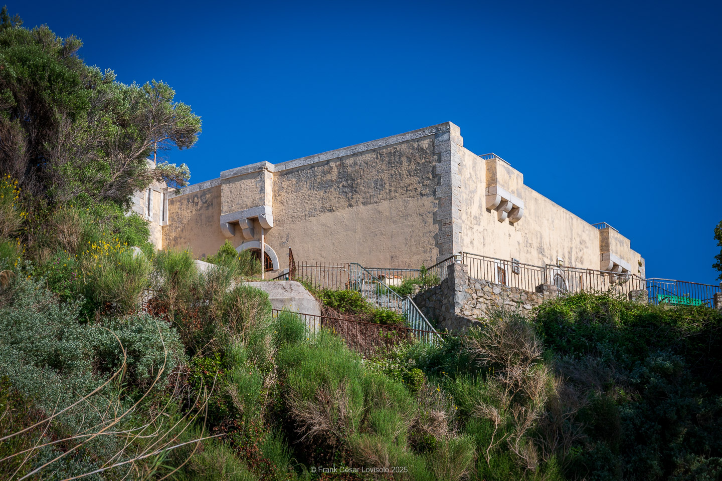 accumulation,périgrination,Photographies - Photographies - Frank César LOVISOLO - L’accumulation est une technique artistique popularisée par Arman, artiste français qui l’a beaucoup travaillée et théorisée. Tel qu’Arman la définit et la produit, l’accumulation est un rassemblement d’objets identiques dans une très grande quantité, généralement fondue dans du plexiglas.