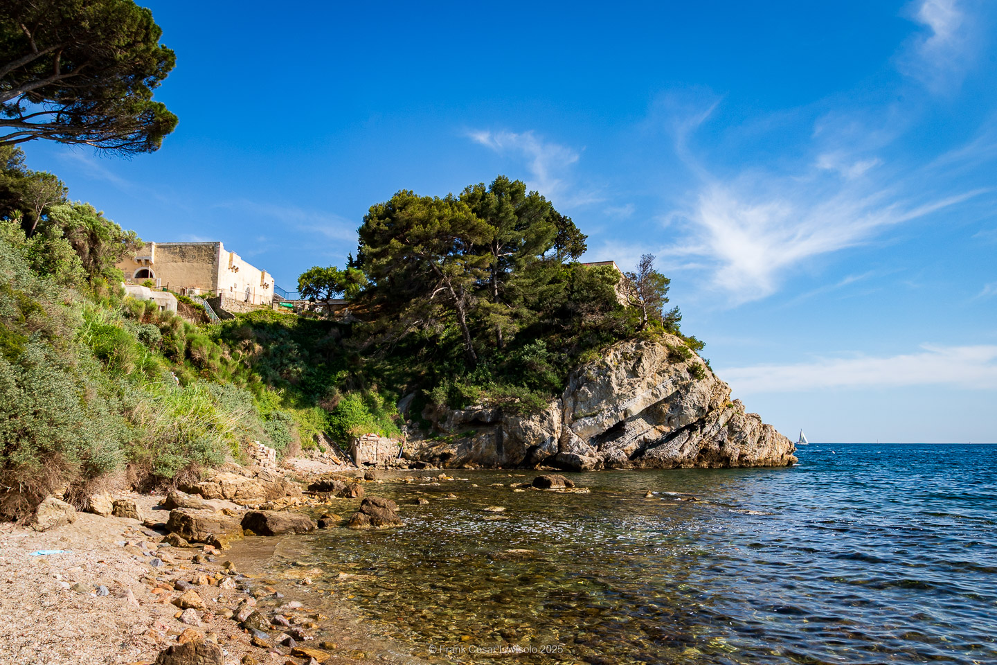 accumulation,périgrination,Photographies - Photographies - Frank César LOVISOLO - L’accumulation est une technique artistique popularisée par Arman, artiste français qui l’a beaucoup travaillée et théorisée. Tel qu’Arman la définit et la produit, l’accumulation est un rassemblement d’objets identiques dans une très grande quantité, généralement fondue dans du plexiglas.