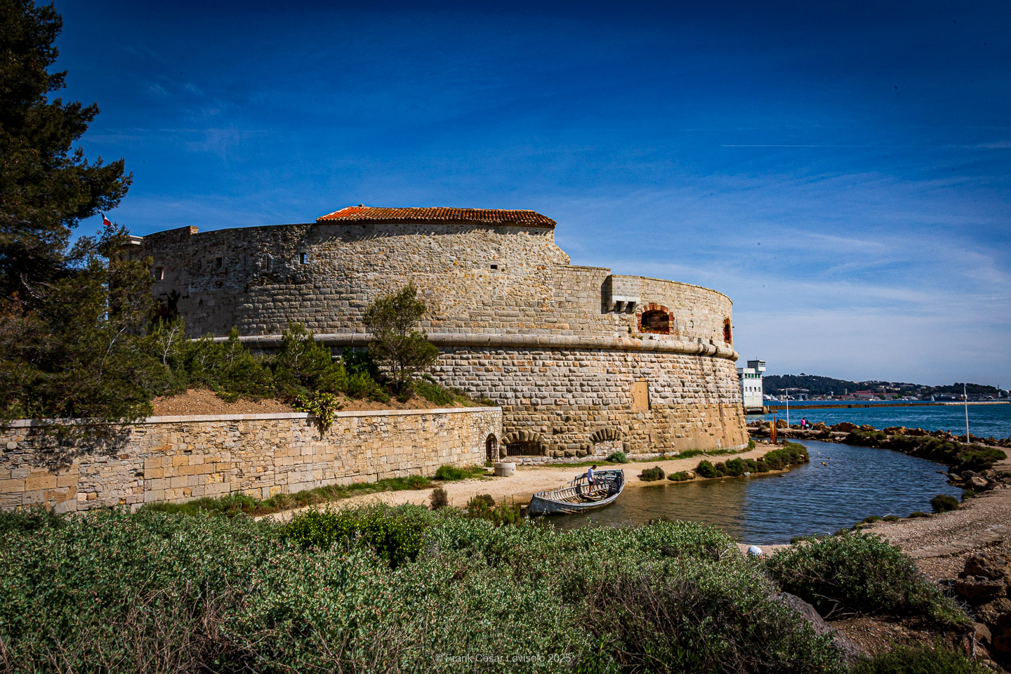 accumulation,périgrination,Photographies - Photographies - Frank César LOVISOLO - L’accumulation est une technique artistique popularisée par Arman, artiste français qui l’a beaucoup travaillée et théorisée. Tel qu’Arman la définit et la produit, l’accumulation est un rassemblement d’objets identiques dans une très grande quantité, généralement fondue dans du plexiglas.