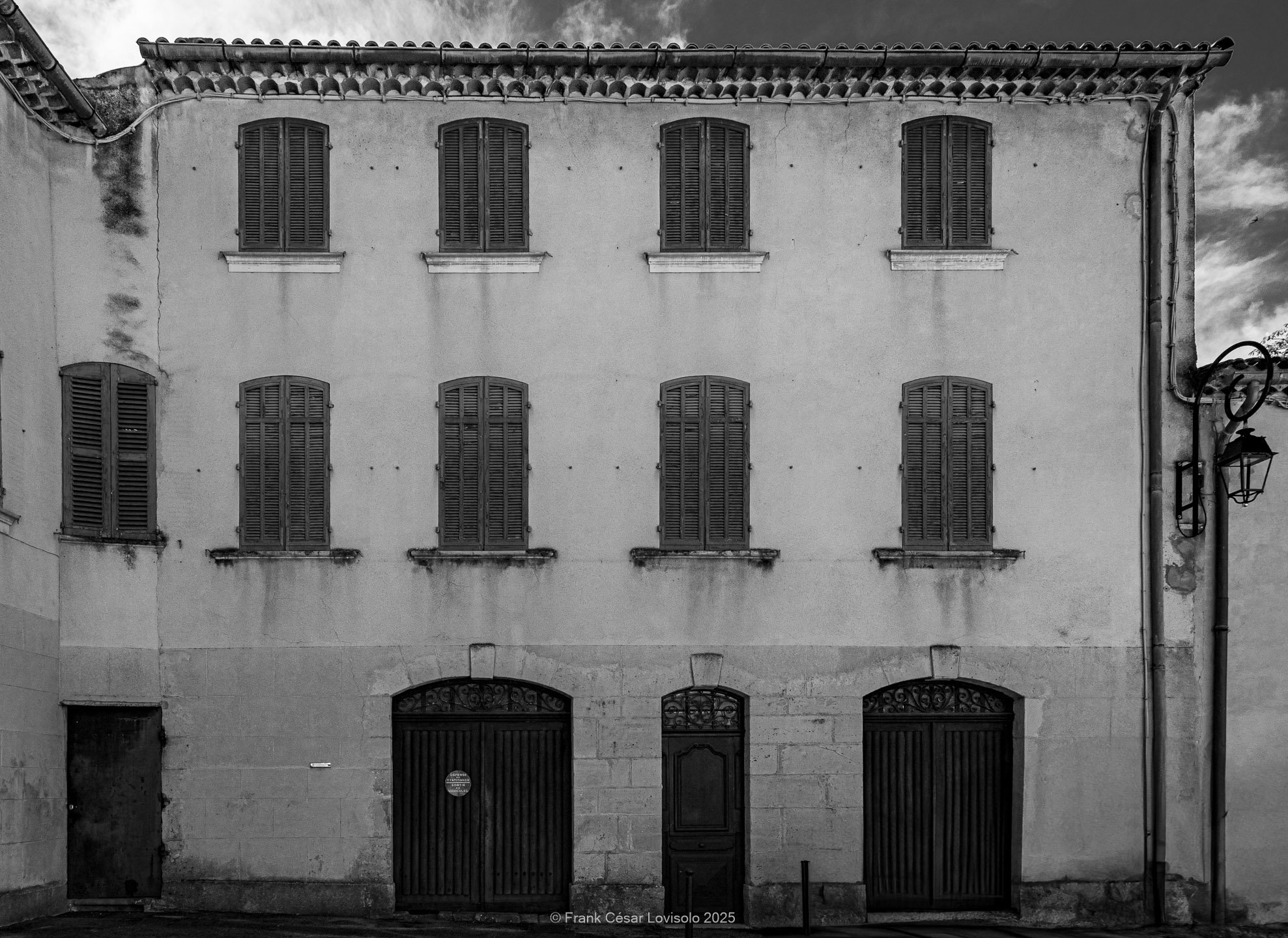 accumulation,périgrination,Photographies - Photographies - Frank César LOVISOLO - L’accumulation est une technique artistique popularisée par Arman, artiste français qui l’a beaucoup travaillée et théorisée. Tel qu’Arman la définit et la produit, l’accumulation est un rassemblement d’objets identiques dans une très grande quantité, généralement fondue dans du plexiglas.