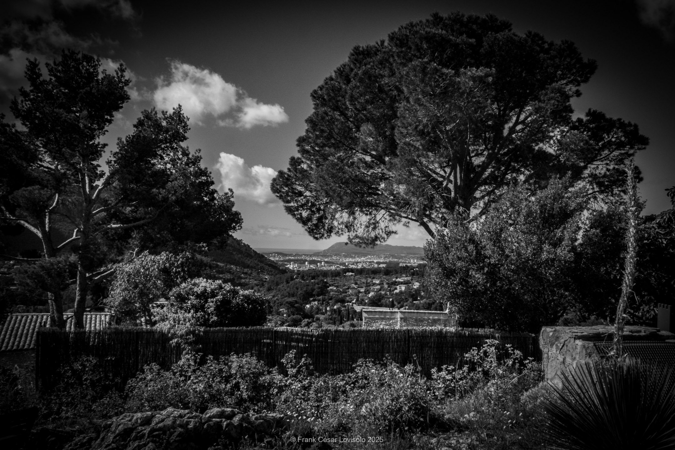 accumulation,périgrination,Photographies - Photographies - Frank César LOVISOLO - L’accumulation est une technique artistique popularisée par Arman, artiste français qui l’a beaucoup travaillée et théorisée. Tel qu’Arman la définit et la produit, l’accumulation est un rassemblement d’objets identiques dans une très grande quantité, généralement fondue dans du plexiglas.