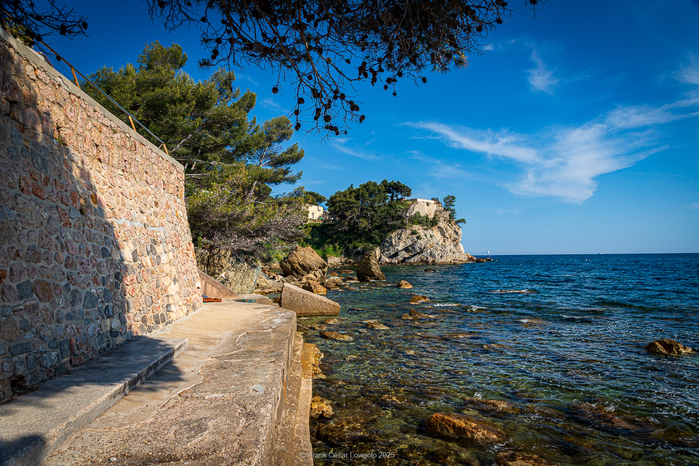 accumulation,périgrination,Photographies - Photographies - Frank César LOVISOLO - L’accumulation est une technique artistique popularisée par Arman, artiste français qui l’a beaucoup travaillée et théorisée. Tel qu’Arman la définit et la produit, l’accumulation est un rassemblement d’objets identiques dans une très grande quantité, généralement fondue dans du plexiglas.