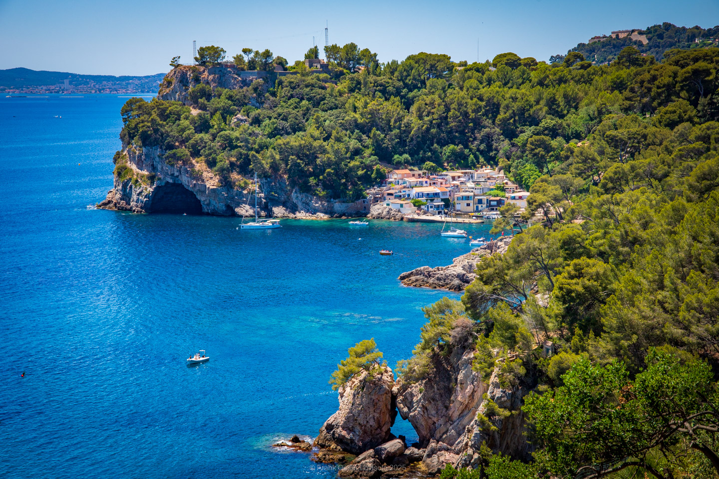 accumulation,périgrination,Photographies - Photographies - Frank César LOVISOLO - L’accumulation est une technique artistique popularisée par Arman, artiste français qui l’a beaucoup travaillée et théorisée. Tel qu’Arman la définit et la produit, l’accumulation est un rassemblement d’objets identiques dans une très grande quantité, généralement fondue dans du plexiglas.