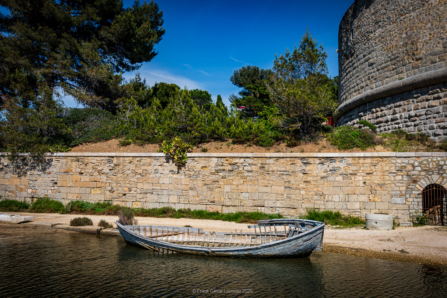 accumulation,périgrination,Photographies - Photographies - Frank César LOVISOLO - L’accumulation est une technique artistique popularisée par Arman, artiste français qui l’a beaucoup travaillée et théorisée. Tel qu’Arman la définit et la produit, l’accumulation est un rassemblement d’objets identiques dans une très grande quantité, généralement fondue dans du plexiglas.