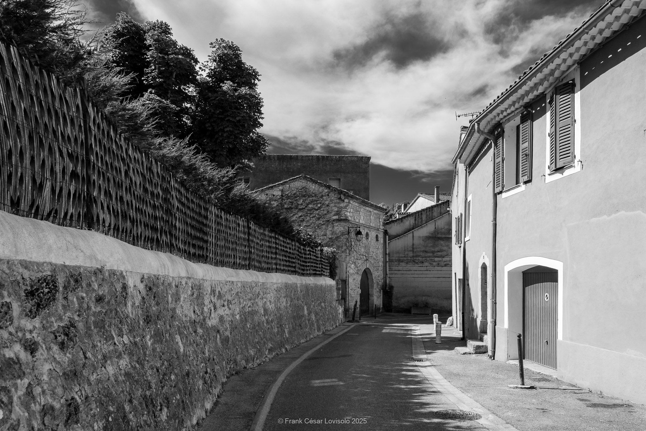accumulation,périgrination,Photographies - Photographies - Frank César LOVISOLO - L’accumulation est une technique artistique popularisée par Arman, artiste français qui l’a beaucoup travaillée et théorisée. Tel qu’Arman la définit et la produit, l’accumulation est un rassemblement d’objets identiques dans une très grande quantité, généralement fondue dans du plexiglas.