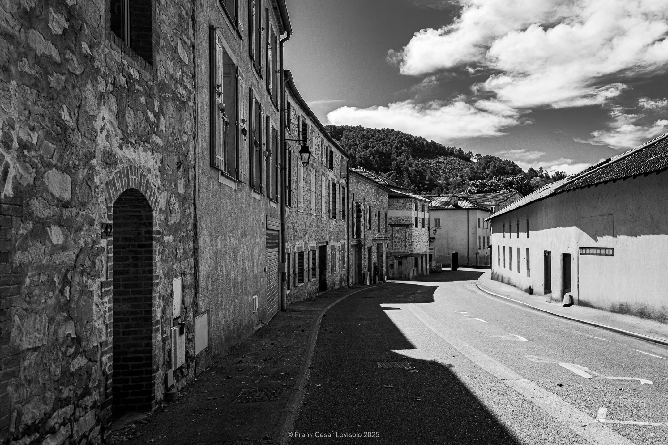 accumulation,périgrination,Photographies - Photographies - Frank César LOVISOLO - L’accumulation est une technique artistique popularisée par Arman, artiste français qui l’a beaucoup travaillée et théorisée. Tel qu’Arman la définit et la produit, l’accumulation est un rassemblement d’objets identiques dans une très grande quantité, généralement fondue dans du plexiglas.