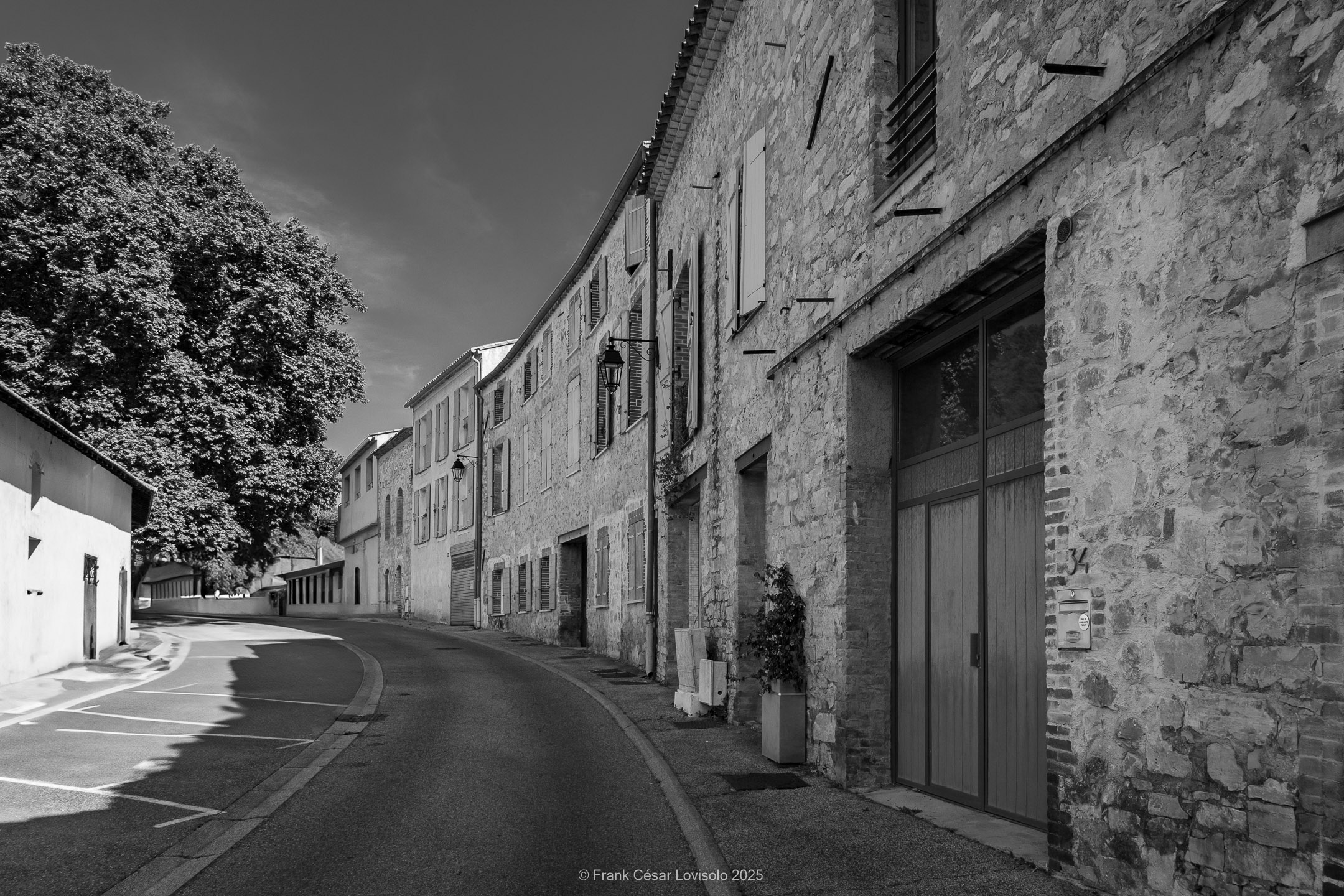 accumulation,périgrination,Photographies - Photographies - Frank César LOVISOLO - L’accumulation est une technique artistique popularisée par Arman, artiste français qui l’a beaucoup travaillée et théorisée. Tel qu’Arman la définit et la produit, l’accumulation est un rassemblement d’objets identiques dans une très grande quantité, généralement fondue dans du plexiglas.