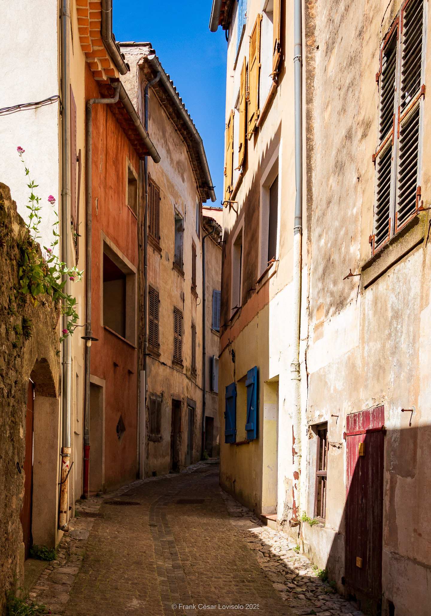 accumulation,périgrination,Photographies - Photographies - Frank César LOVISOLO - L’accumulation est une technique artistique popularisée par Arman, artiste français qui l’a beaucoup travaillée et théorisée. Tel qu’Arman la définit et la produit, l’accumulation est un rassemblement d’objets identiques dans une très grande quantité, généralement fondue dans du plexiglas.